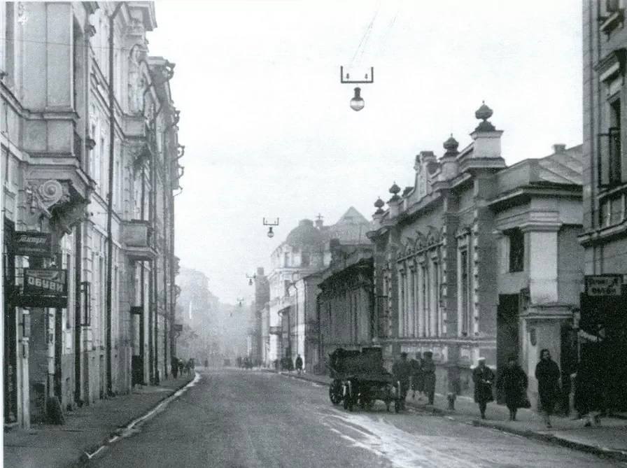 Построенный в 1882 году на углу Леонтьевского и Большого Гнездниковского переулков по заказу купца-меховщика Мичинера стал известен располагавшейся в нем редакцией юмористического журнала «Будильник», в которую приносил свои первые произведения начинающий литератор Антон Чехов. В начале ХХ века дом был выкуплен предпринимателем и одновременно предводителем дворянства города Ржева Николаем Сергеевичем Лутковским и в 1906 году по проекту архитектора Ивана Павловича Машкова дом был перестроен и в дальнейшем зарекомендовал себя как роскошный четырехэтажный доходный дом Лутковского. Этот дом дошел до наших дней. В нем сегодня располагается Штаб-квартира международного театрального фестиваля им. А.П. Чехова и … наше Арт-кафе & бар Чехов А.П.